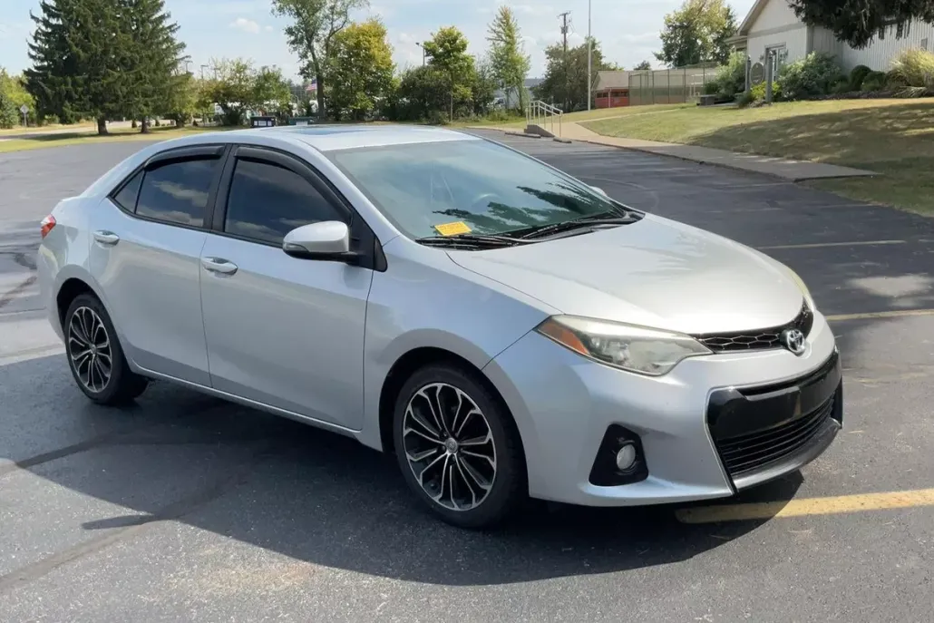 2015 Toyota Corolla L photo 1
