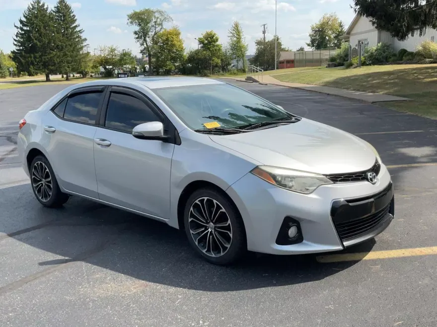 2015 Toyota Corolla L photo 1