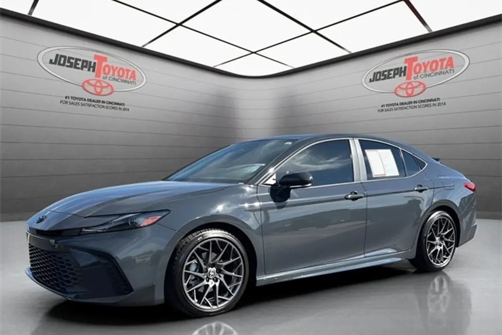 2025 Toyota Camry SE photo 1
