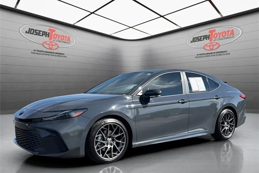2025 Toyota Camry SE photo 1