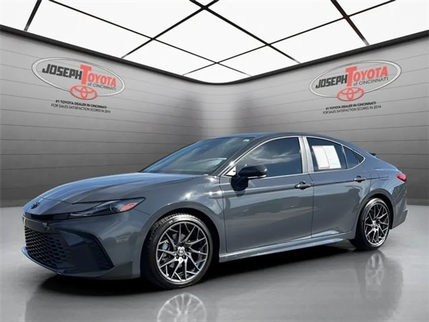 2025 Toyota Camry SE photo 1