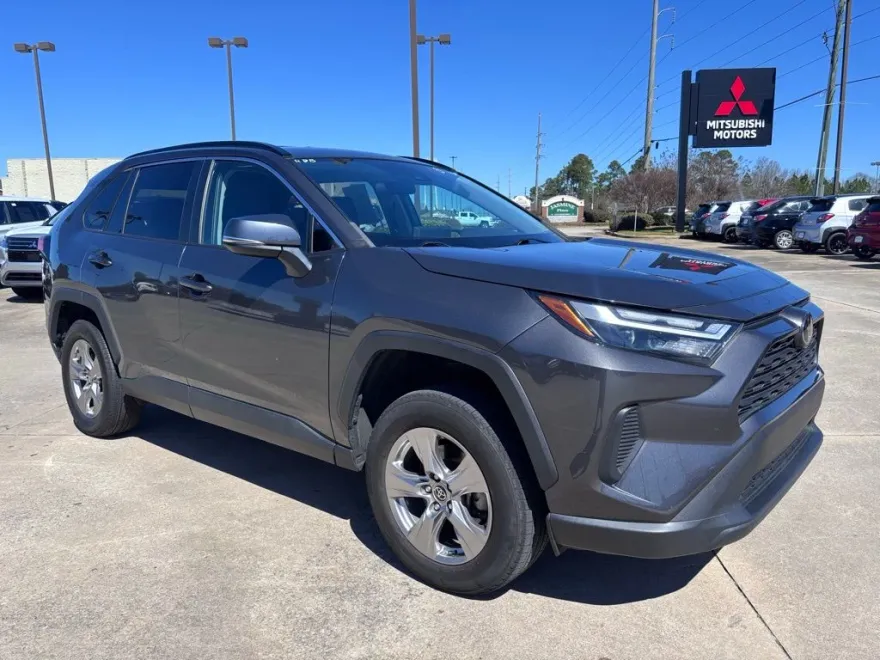 2022 Toyota RAV4 XLE photo 1