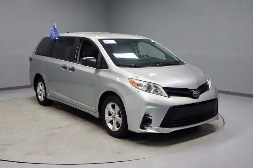 2020 Toyota Sienna L photo 1