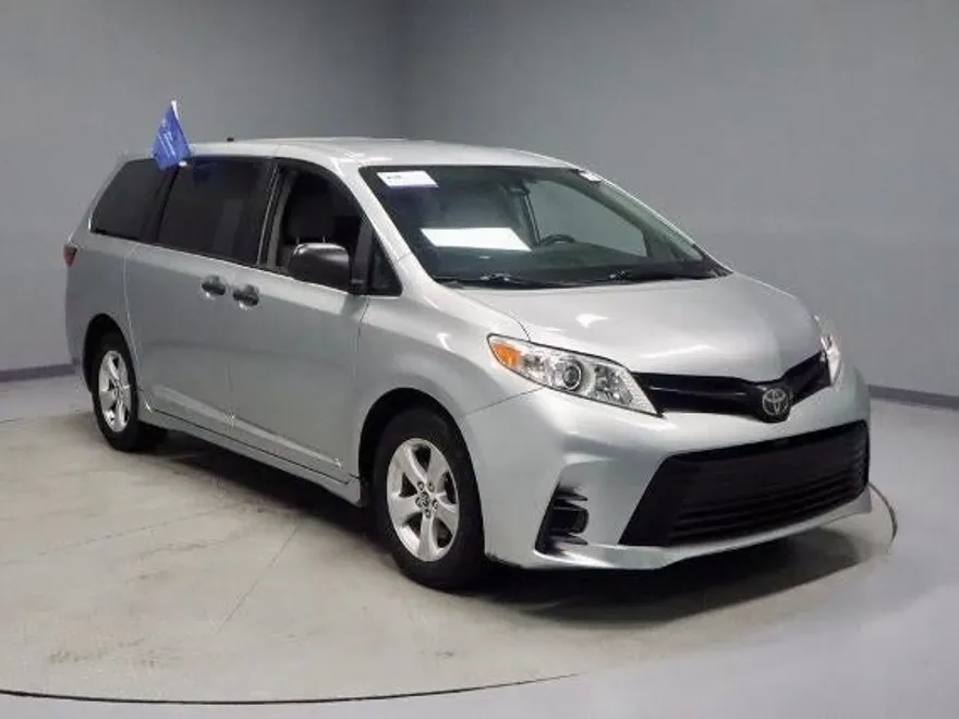 2020 Toyota Sienna L photo 1