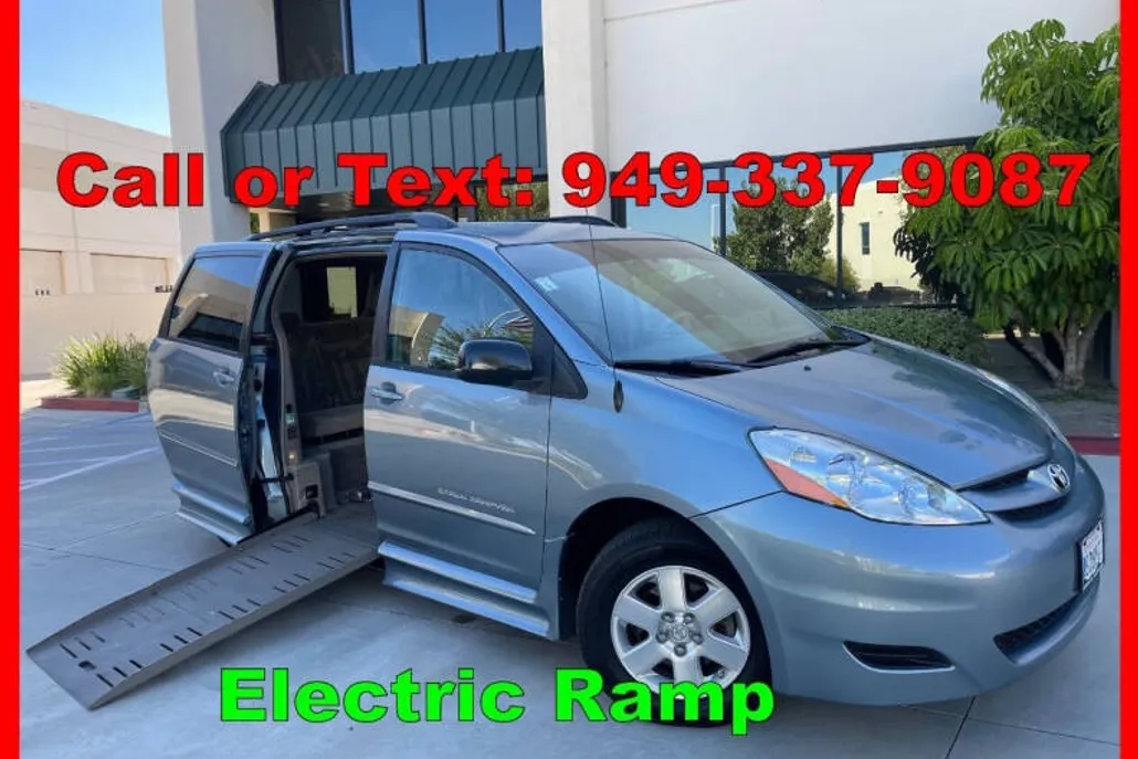 2010 Toyota Sienna LE photo 1