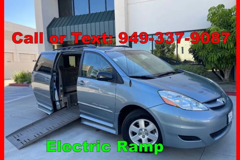2010 Toyota Sienna LE photo 1