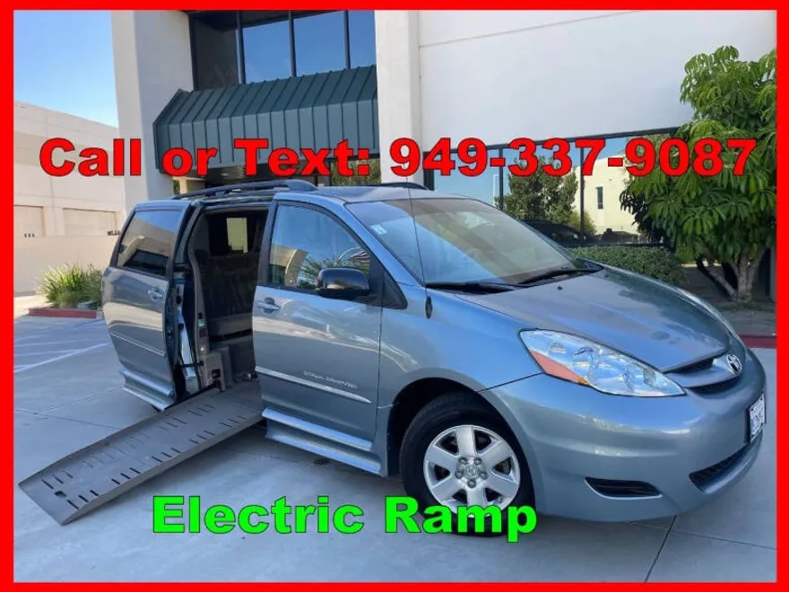 2010 Toyota Sienna LE photo 1