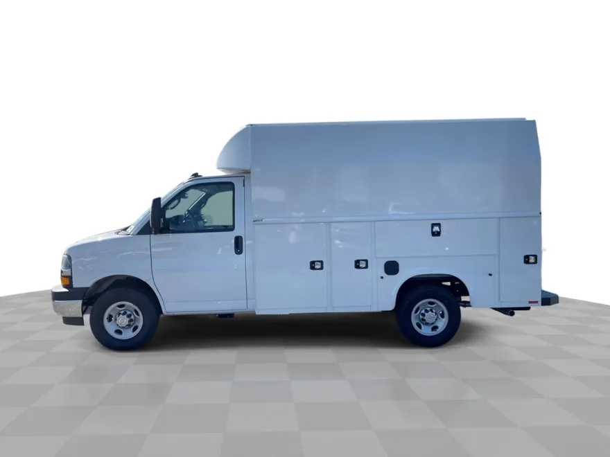 2025 Chevrolet Express Cutaway 3500 photo 1