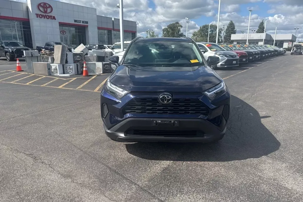 2022 Toyota RAV4 XLE photo 1
