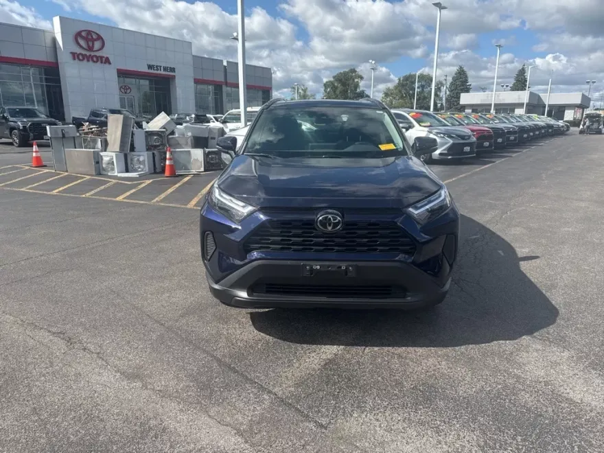2022 Toyota RAV4 XLE photo 1