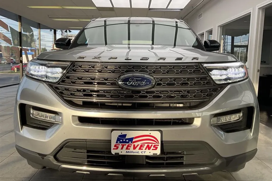 2023 Ford Explorer XLT photo 1