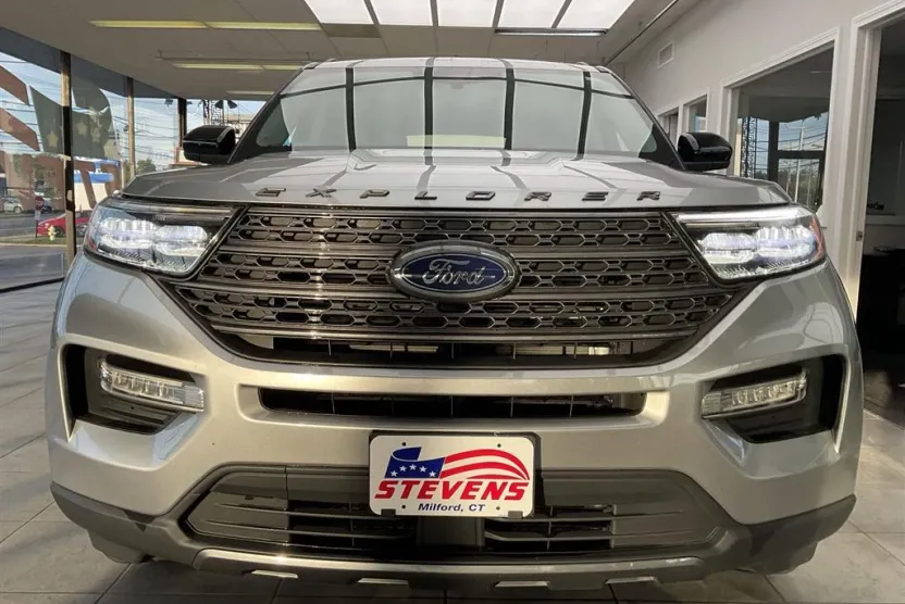 2023 Ford Explorer XLT photo 1