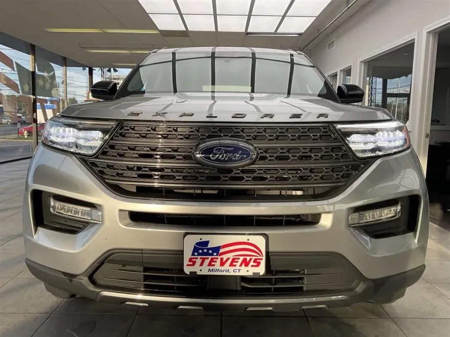 2023 Ford Explorer XLT photo 1