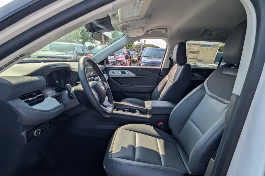 2025 Ford Explorer photo 1
