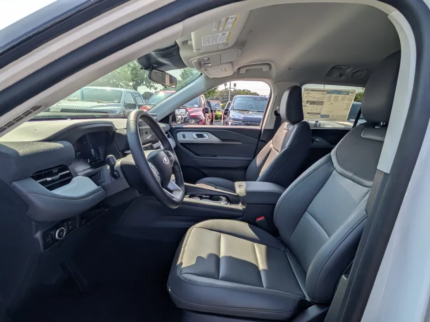 2025 Ford Explorer photo 1
