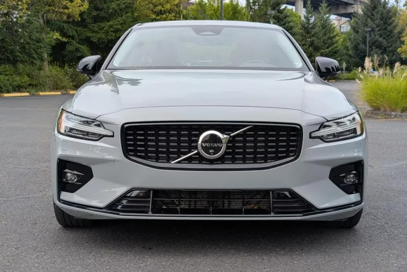 2025 Volvo S60 B5 Plus photo 1