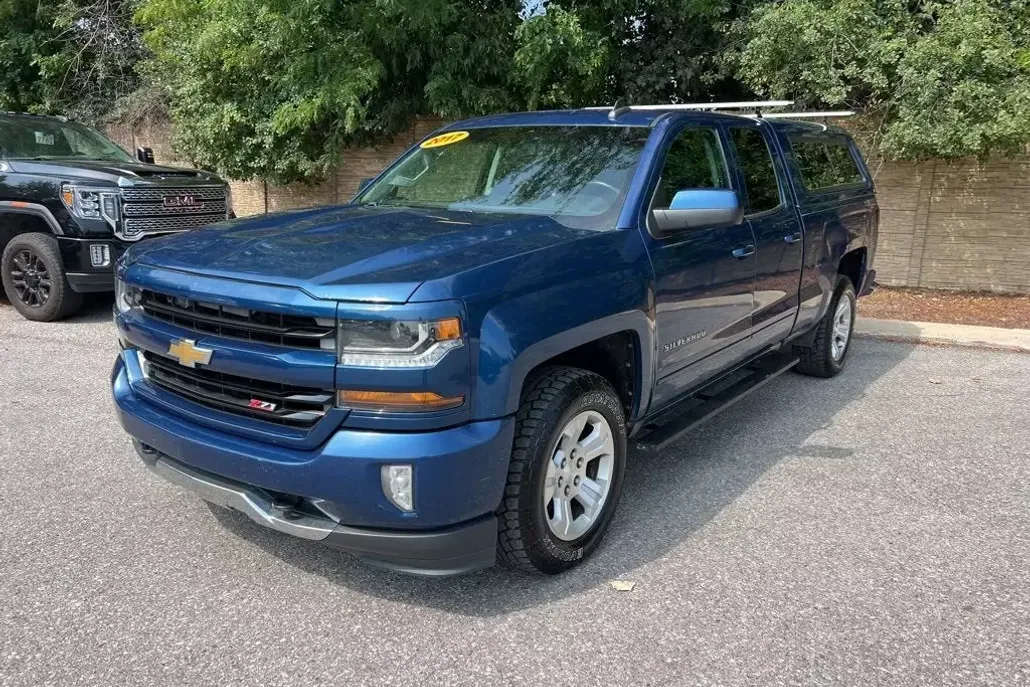 2017 Chevrolet Silverado 1500 LT photo 1