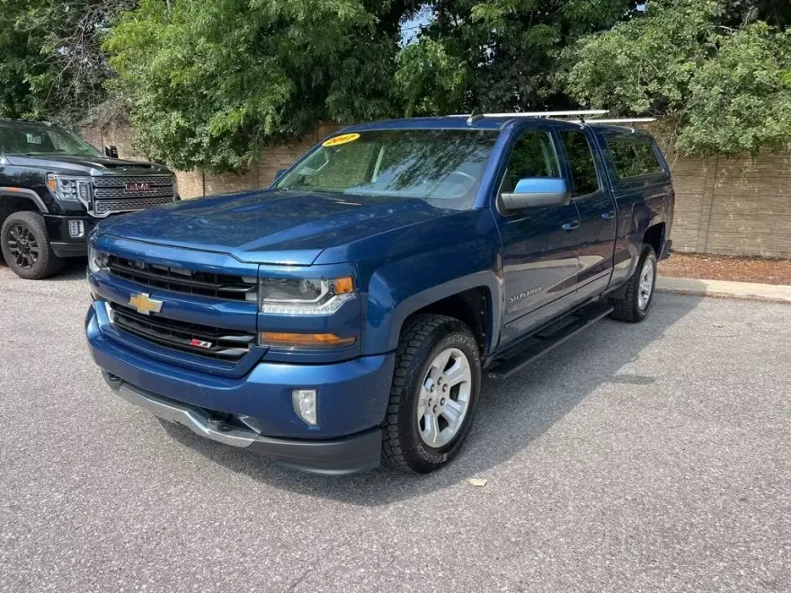 2017 Chevrolet Silverado 1500 LT photo 1