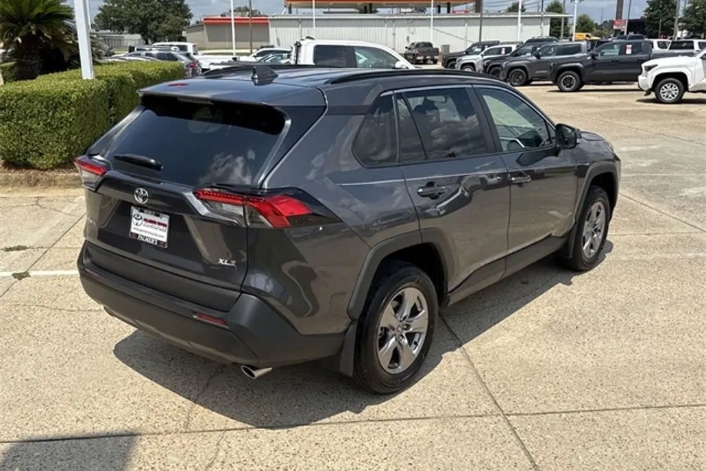 2024 Toyota RAV4 XLE photo 1