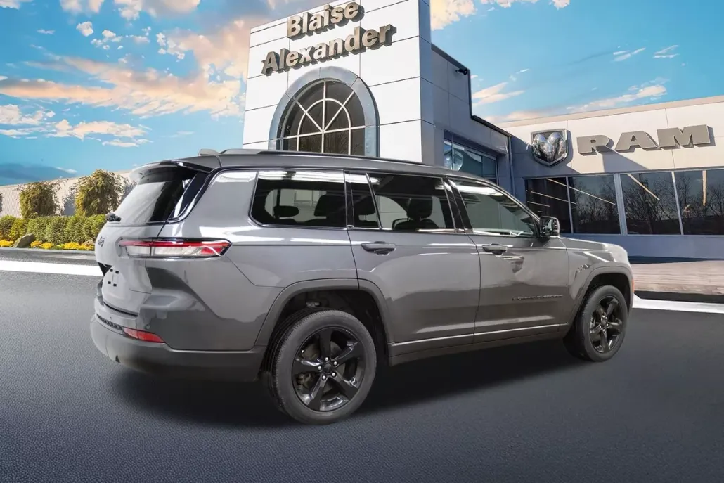 2023 Jeep Grand Cherokee Altitude photo 1