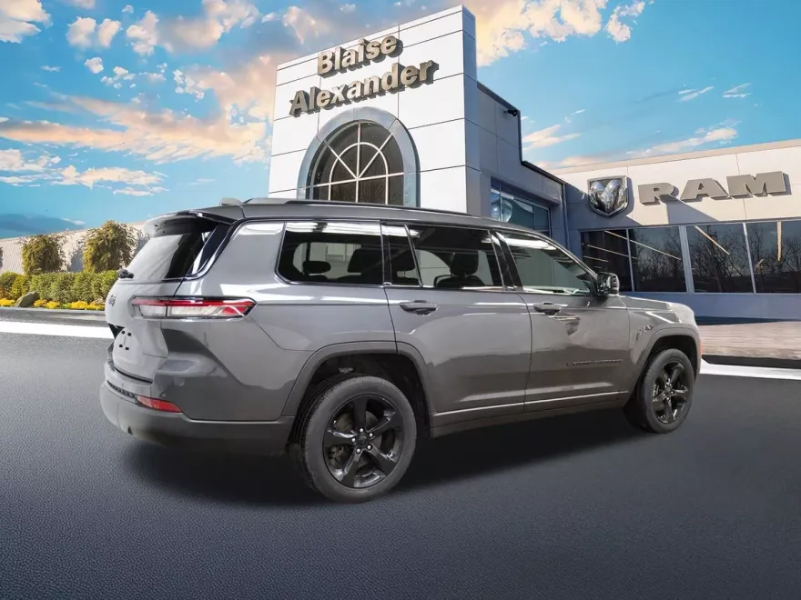 2023 Jeep Grand Cherokee Altitude photo 1