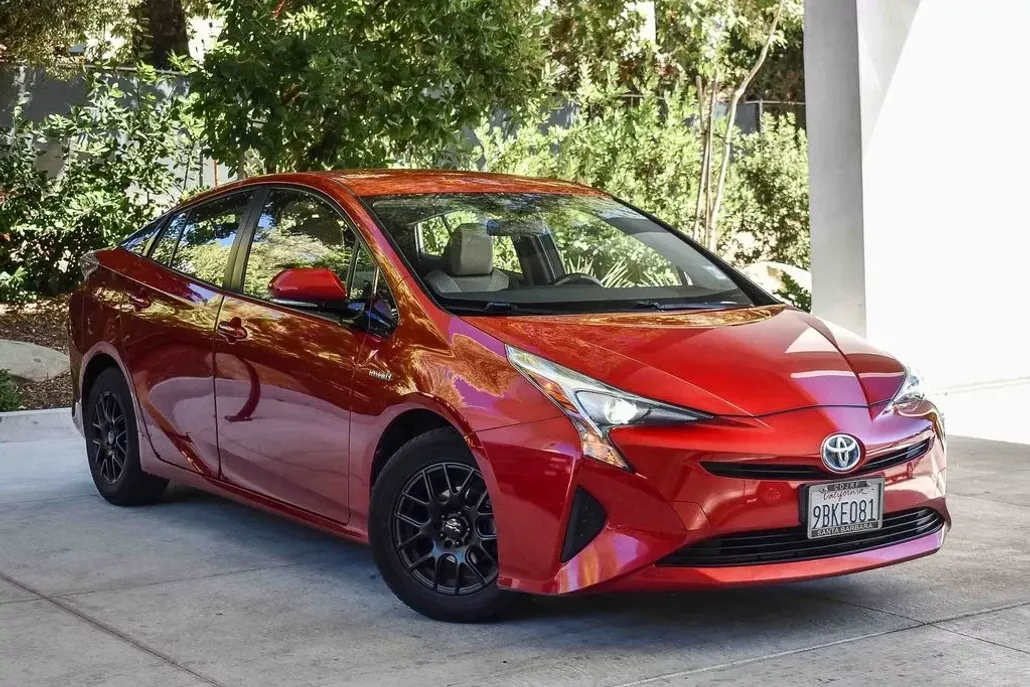 2016 Toyota Prius Three photo 1