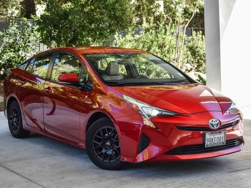 2016 Toyota Prius Three photo 1