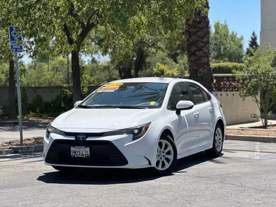 2024 Toyota Corolla LE photo 1