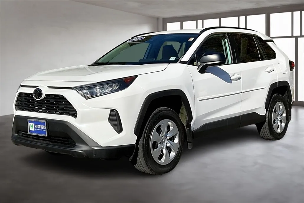 2021 Toyota RAV4 LE photo 1
