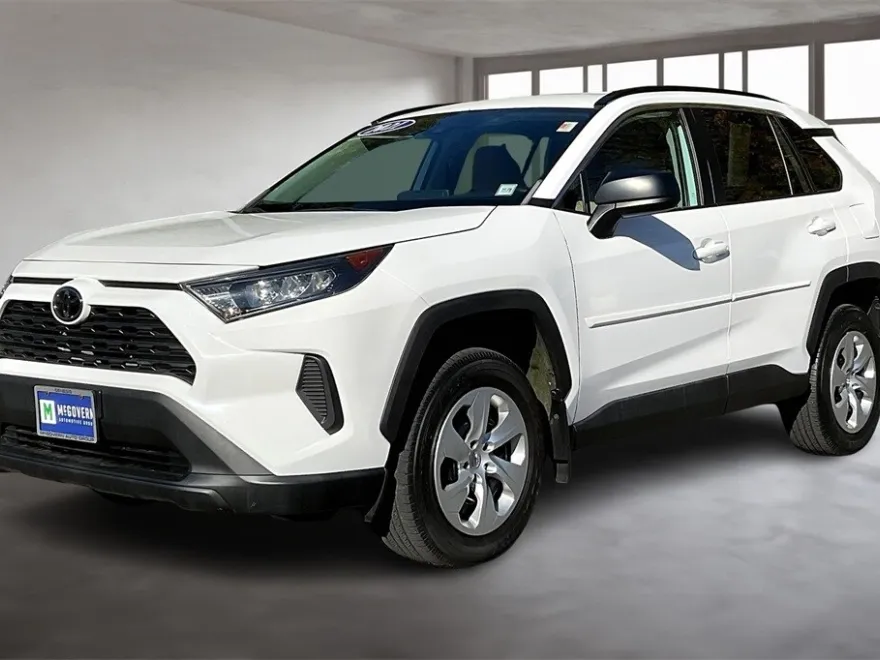 2021 Toyota RAV4 LE photo 1