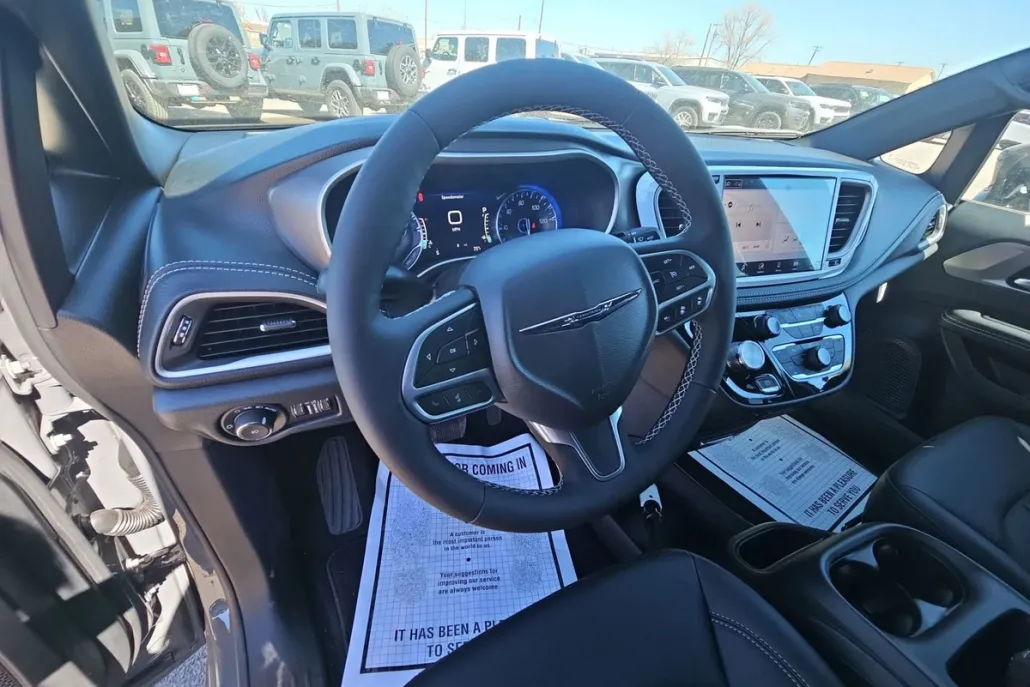 2025 Chrysler Pacifica photo 1