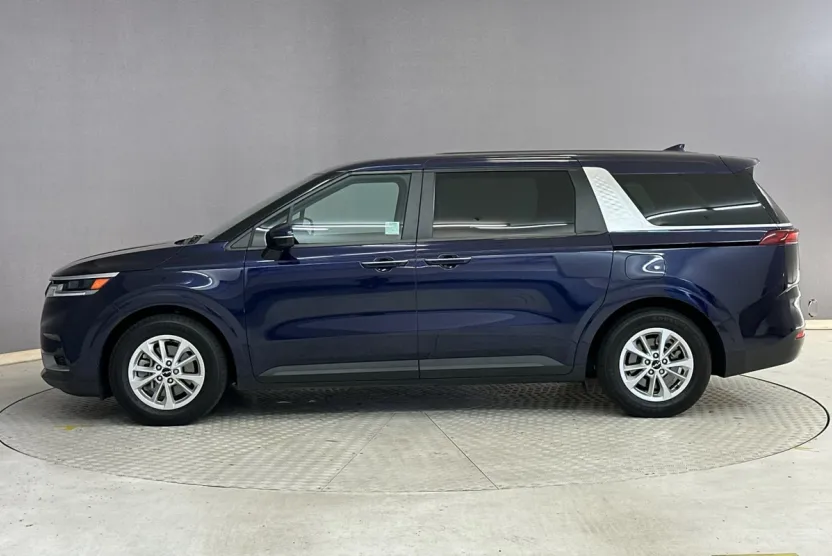 2024 Kia Carnival LX photo 1