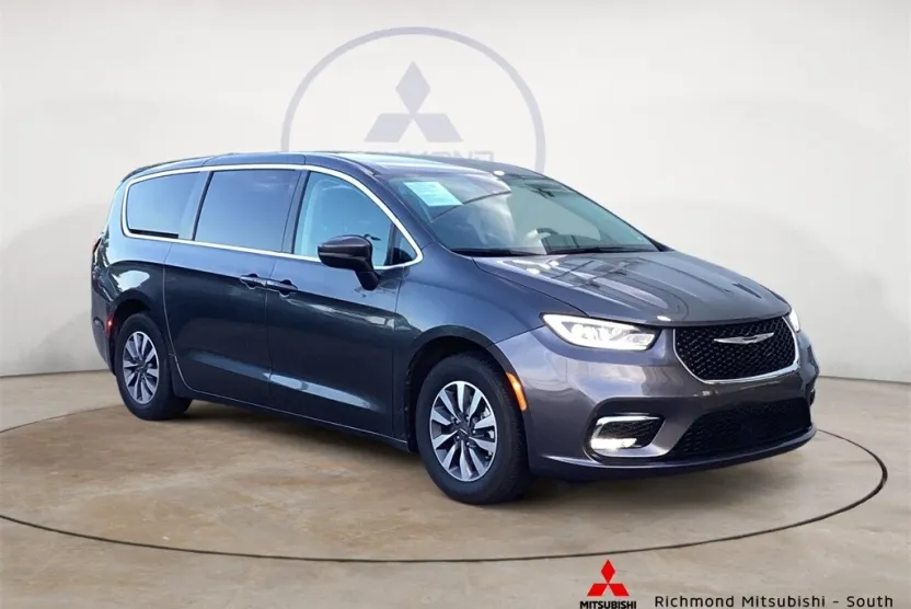 2023 Chrysler Pacifica Touring L photo 1