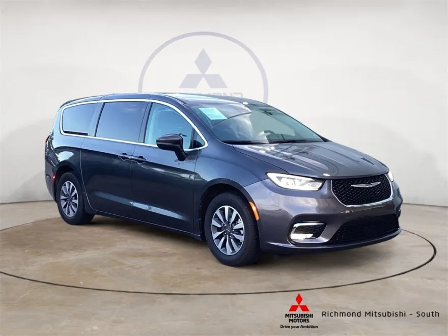 2023 Chrysler Pacifica Touring L photo 1