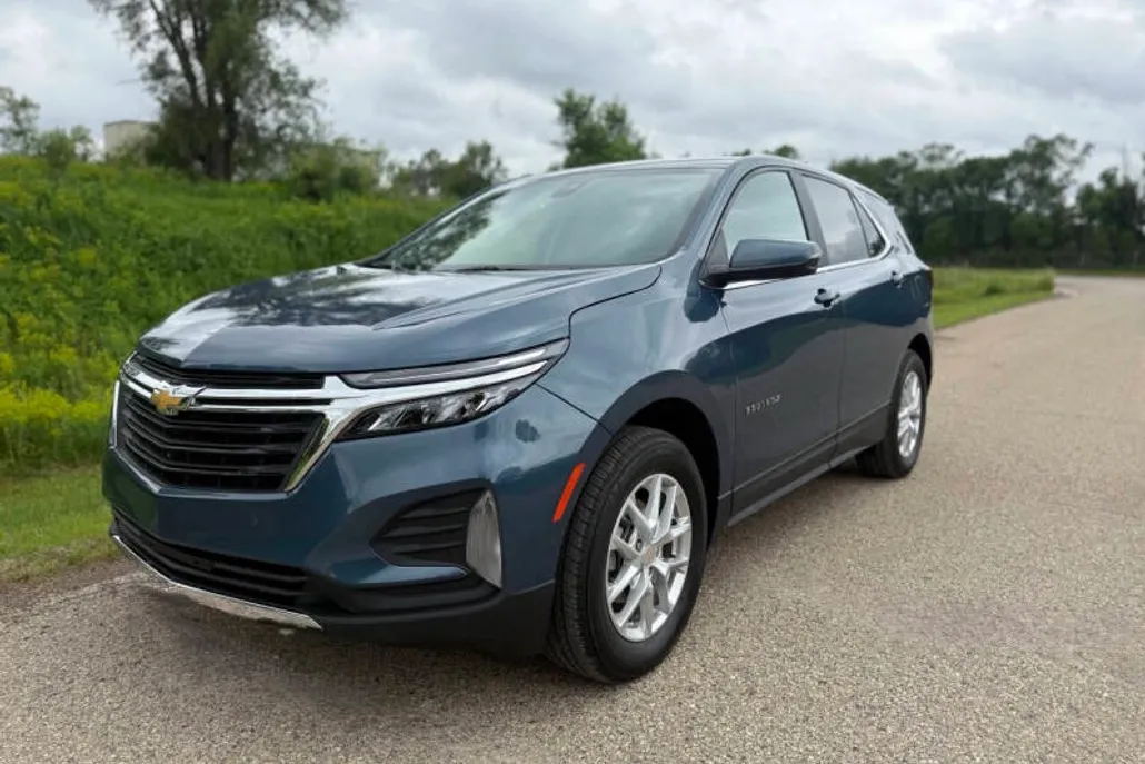 2024 Chevrolet Equinox LT photo 1