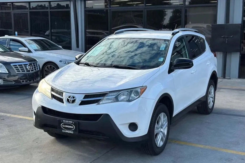 2014 Toyota RAV4 LE photo 1