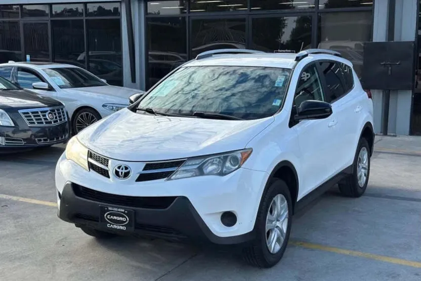 2014 Toyota RAV4 LE photo 1