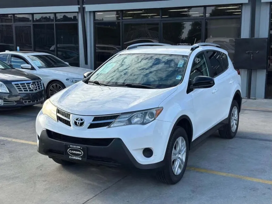 2014 Toyota RAV4 LE photo 1