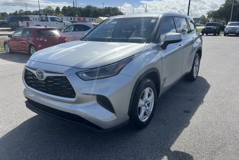 2021 Toyota Highlander XLE photo 1