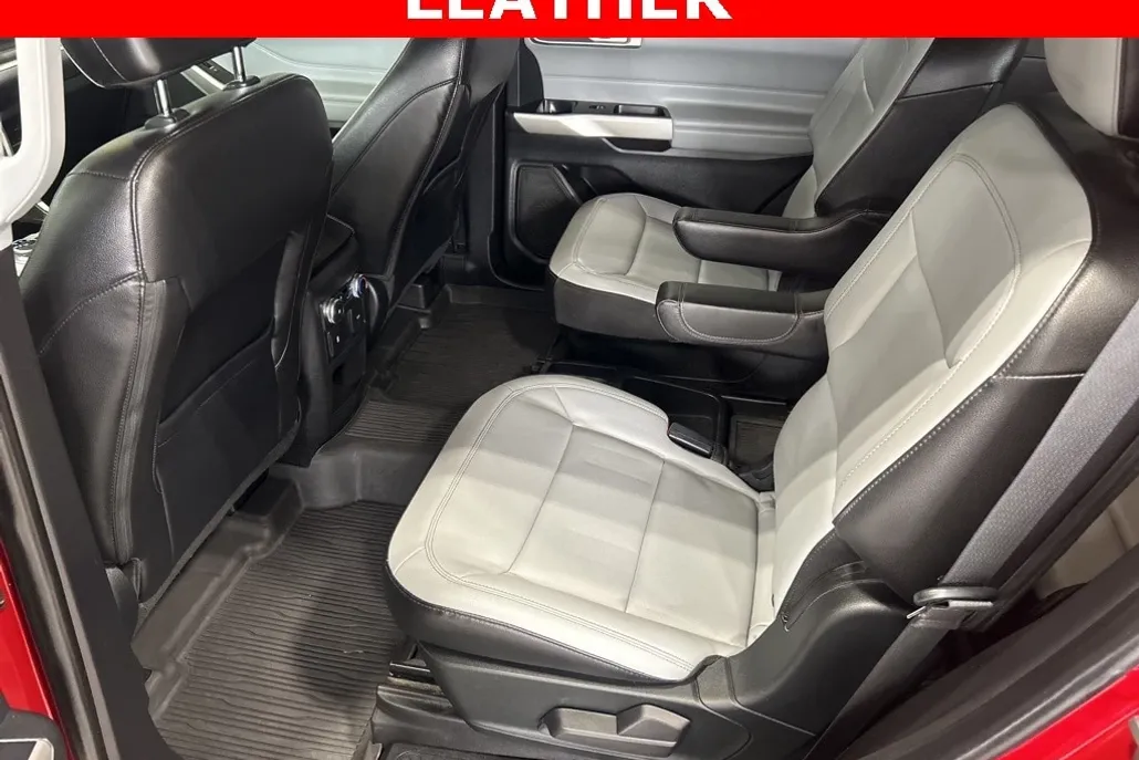 2021 Ford Explorer XLT photo 1