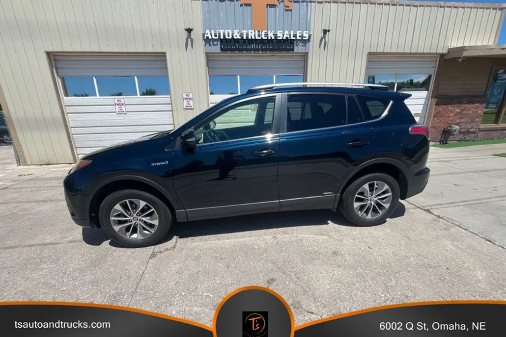 2017 Toyota RAV4 Hybrid XLE photo 1