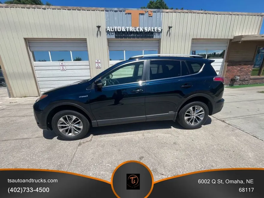 2017 Toyota RAV4 Hybrid XLE photo 1