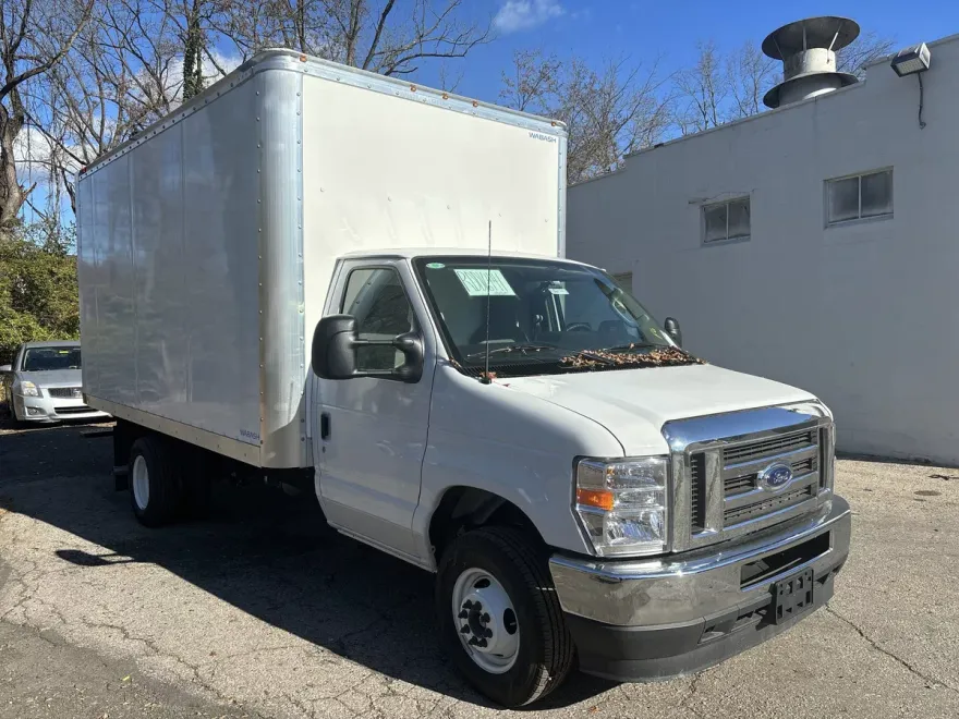 2024 Ford E-450 Cutaway photo 1