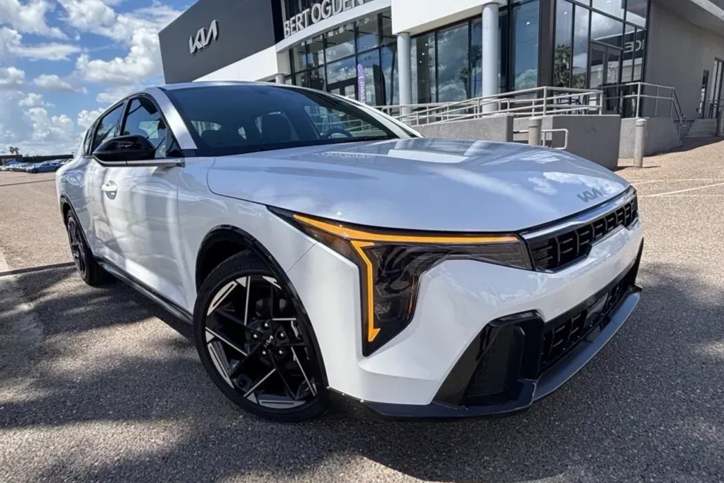 2025 Kia K4 GT-Line photo 1