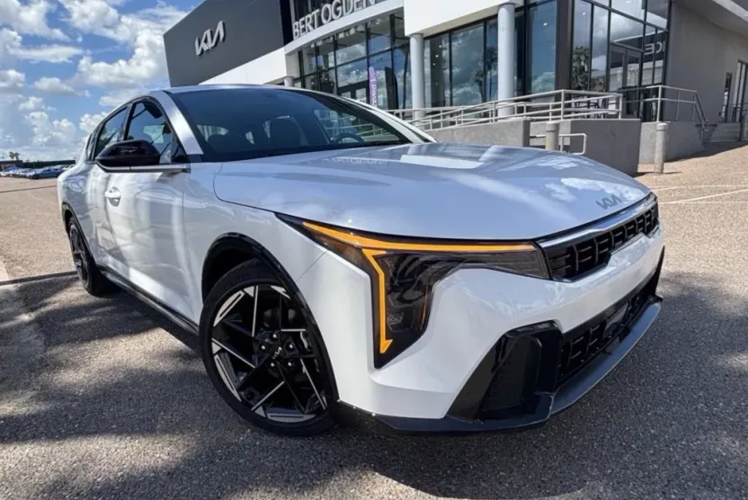 2025 Kia K4 GT-Line photo 1