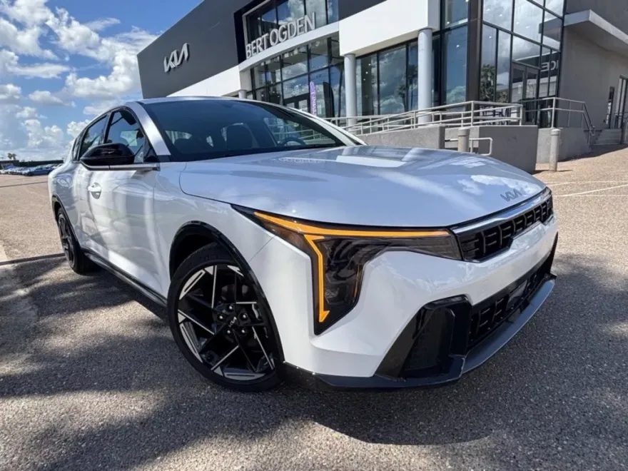 2025 Kia K4 GT-Line photo 1