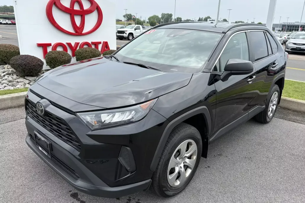2021 Toyota RAV4 LE photo 1