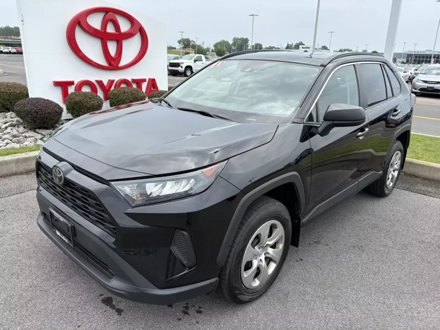 2021 Toyota RAV4 LE photo 1