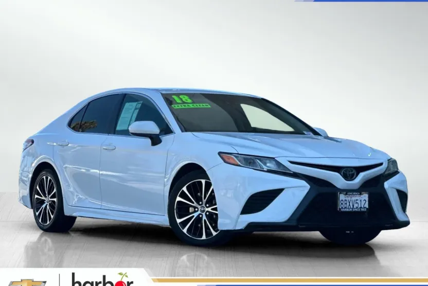 2018 Toyota Camry SE photo 1
