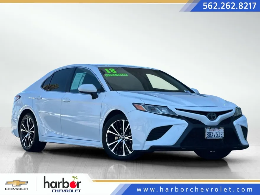 2018 Toyota Camry SE photo 1